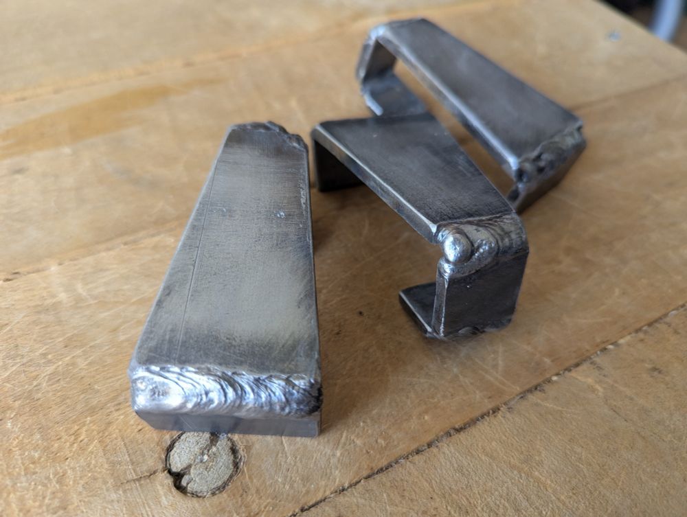 3 fixations en métal dont on voit les soudures. Elles vont servir à accrocher le plateau sur le poutre supérieure de la barrière, un peu de la même manière que les jardinières de balcon 