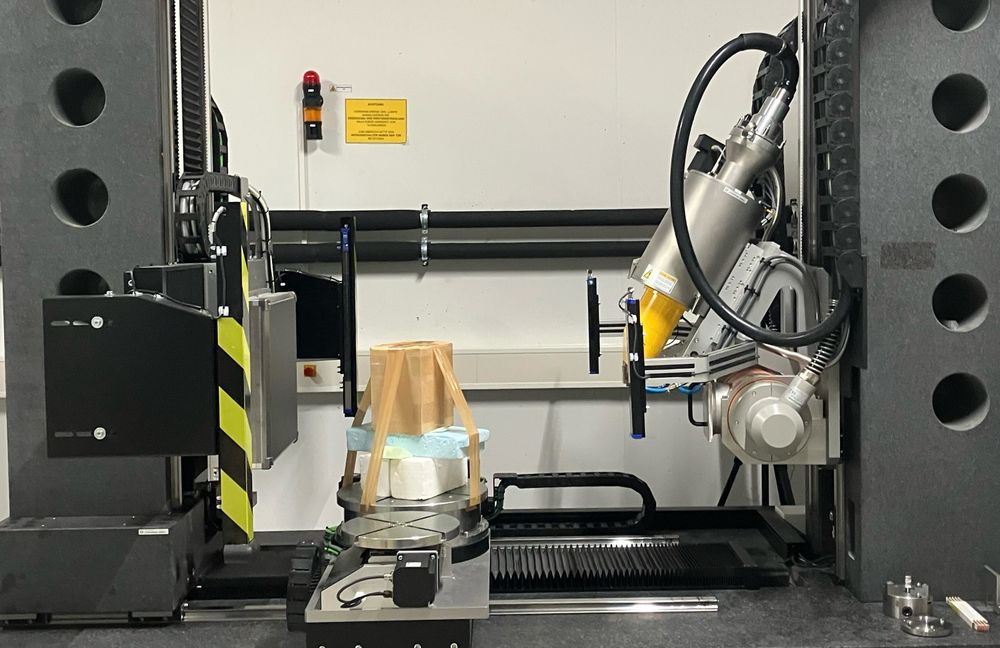 CT at LEIZA with box containing skull cap from Michelsberg site of Hattetsheim.