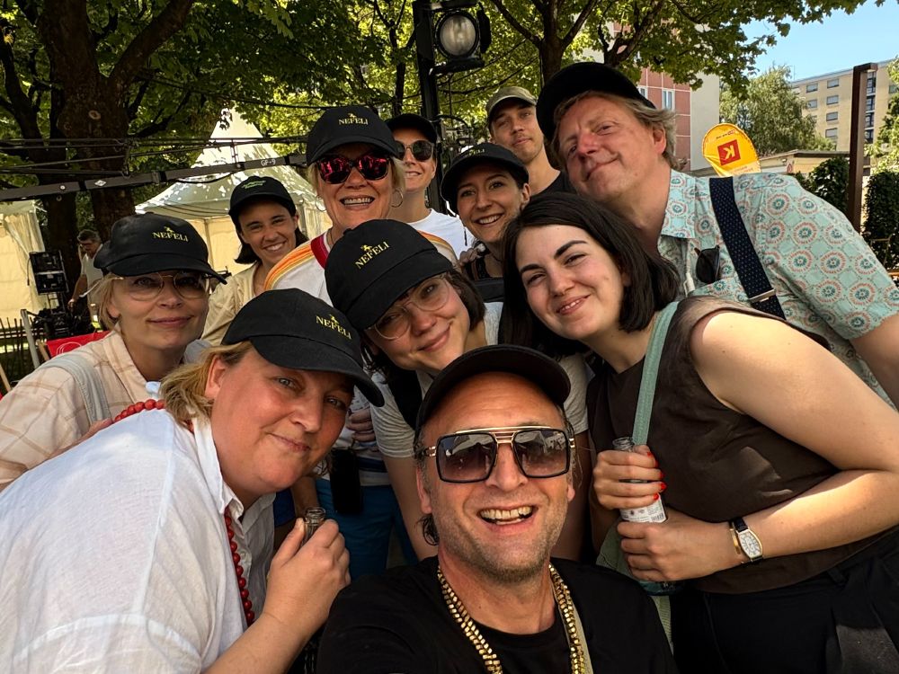 TEAM NEFELI – Gruppenfoto mit zahlreichen Unterstützer:innen von NEFELI KAVOURAS.
