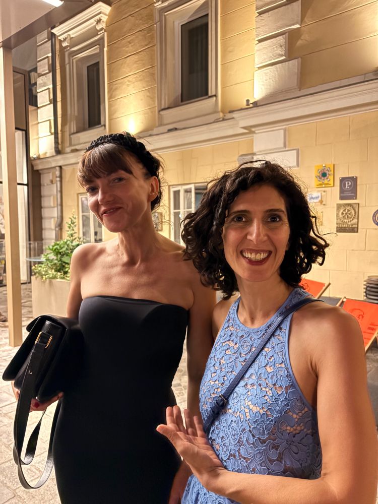 Christelle aus Klagenfurt und Autorin Nava Ebrahimi, die eine fantastische Erföffnungsrede gehalten hat