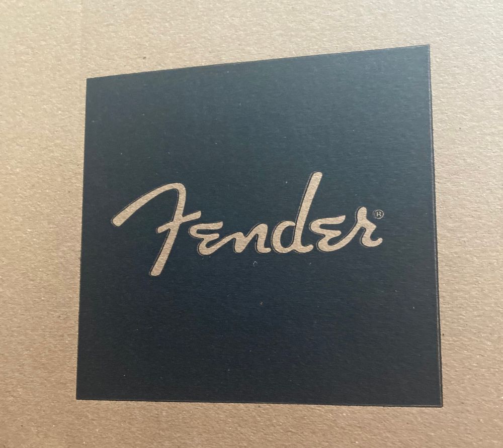 Karton mit Fender Logo