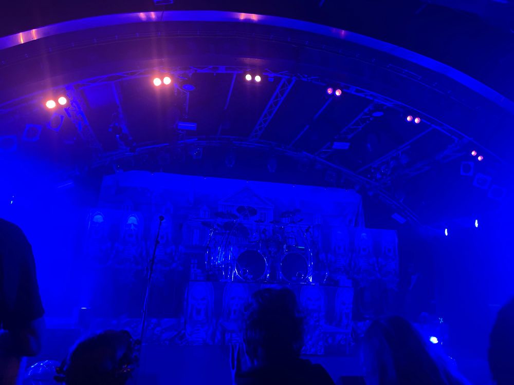 Blick auf noch leere Bühne für Orden Ogan