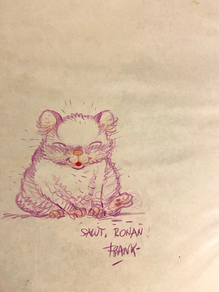 Dédicace de Frank au crayon de bois rose et orange : un petit animal rond et souriant. On lit : Salut, Ronan! Frank