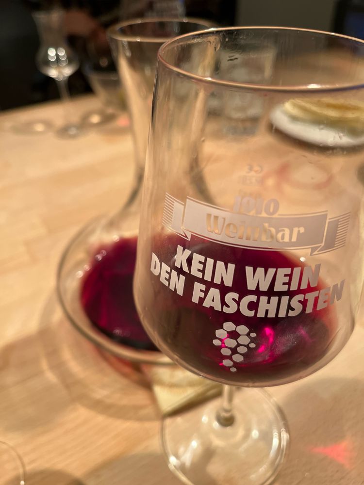 Rotwein, Glas mit der Aufschrift „Kein Wein für Faschisten“