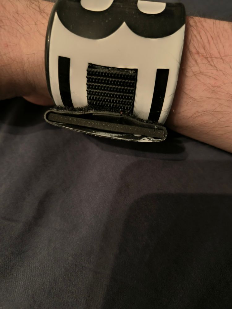 Shows the end of the wristband, paint overspill is clear, unfinished end, and rubber is lifting due to tension in manufacturing. It also shows how the Velcro is coming away already. It doesn't stay on my wrist long unfortunately.