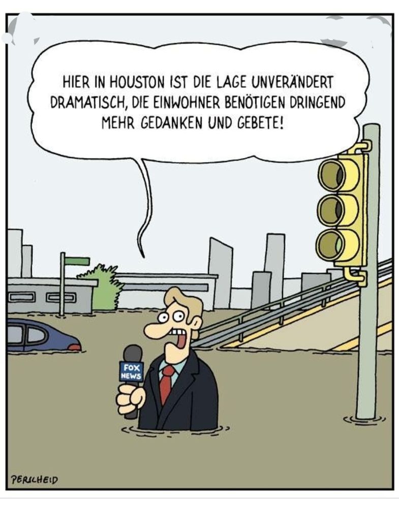 Ein Reporter steht bis zum Bauchnabel im Hochwasser und spricht den Text ins Mikrofon.