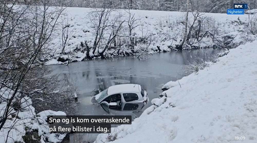 screenshot fra Søndagsrevyen. En hvit bil har havna i elva i et snødekket landskap. Undertekst: "Snø og is kom overraskende på flere bilister i dag."