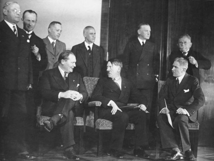 Reichskabinett Adolf Hitler
1. Reihe sitzend, vlnr: Hermann Göring, Adolf Hitler, Franz von Papen
2. Reihe stehend vlnr: Franz Seldte, Dr. Dr. Günther Gereke (Reichskommissar für Arbeitsbeschaffung und Ostsiedlungskommissar), Lutz Graf Schwerin von Krosigk, Wilhelm Frick, Werner von Blomberg, Alfred Hugenberg

Quelle: Bundesarchiv, Bild 183-H28422 / CC-BY-SA 3.0