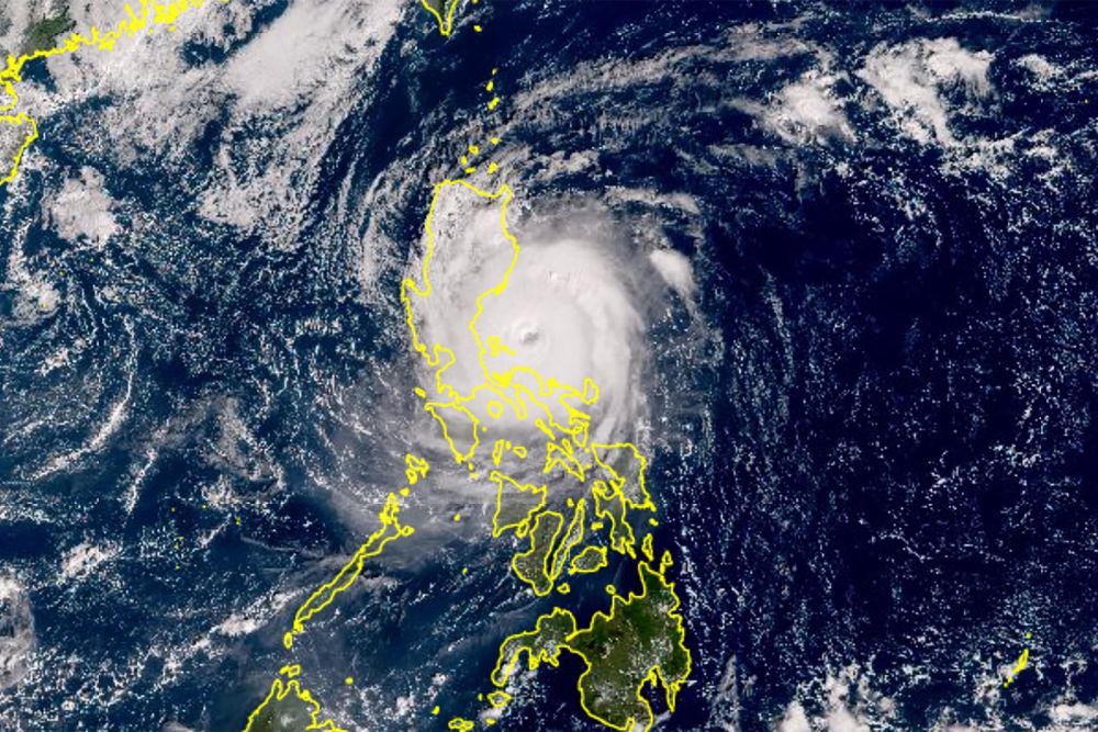 super typhoon Man-yi made landfall on the coast of the Philippines
