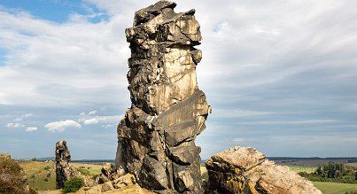 freistehender kalkfelsen im harz