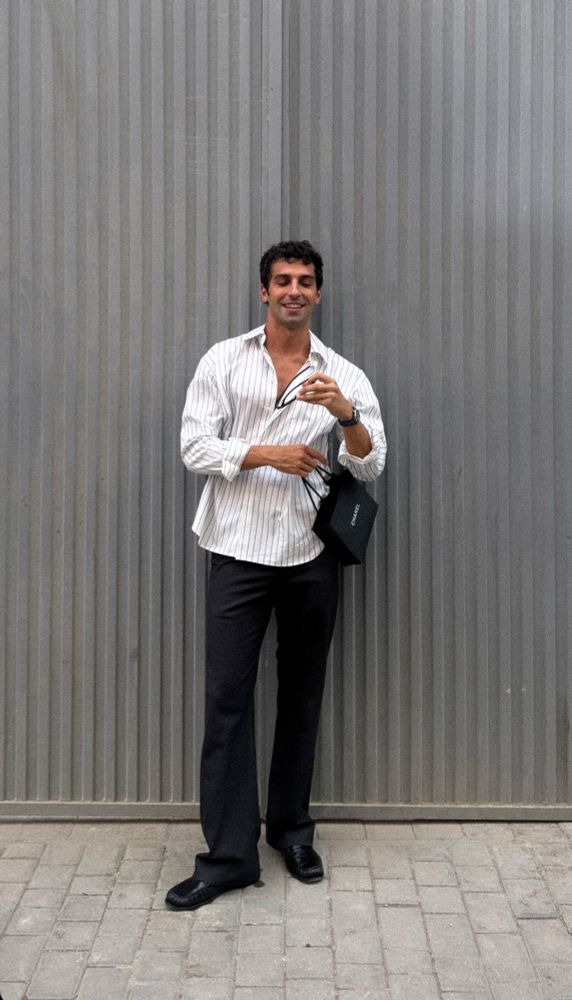 Un roumain avec une chemise blanche et un pantalon noir. 