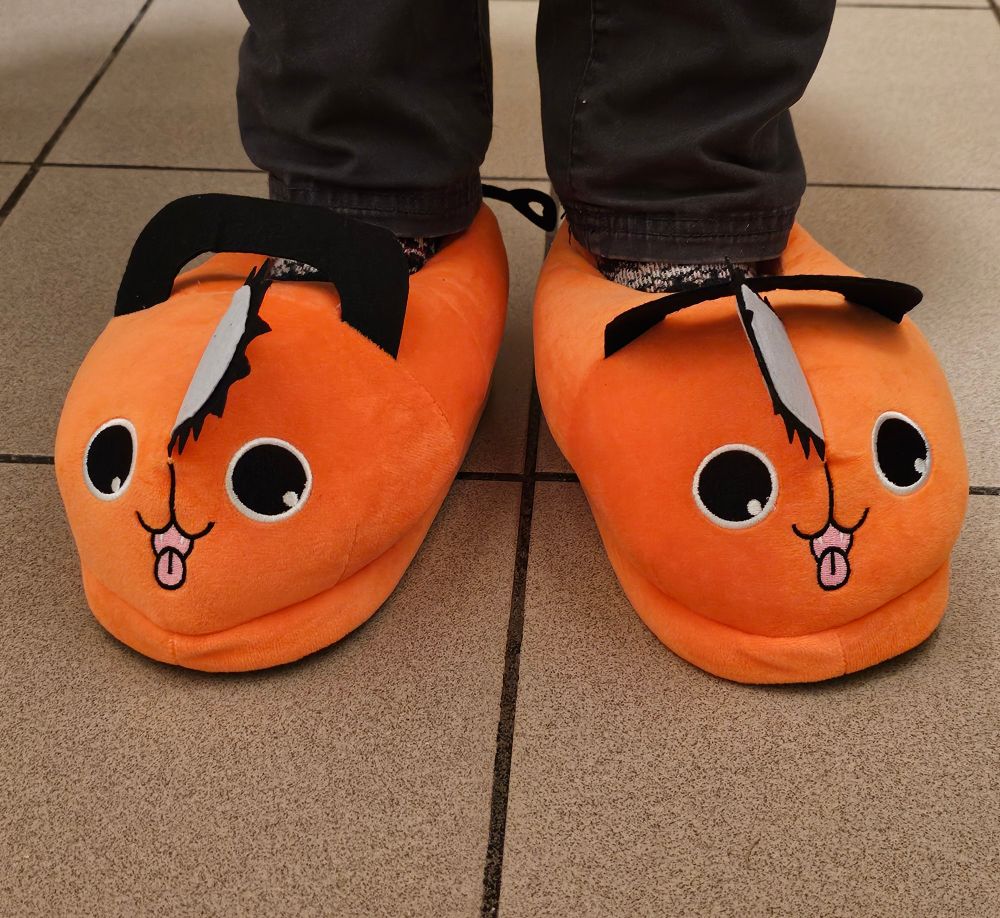 Weiche orangefarbene Kettensägenteufelschluffen.