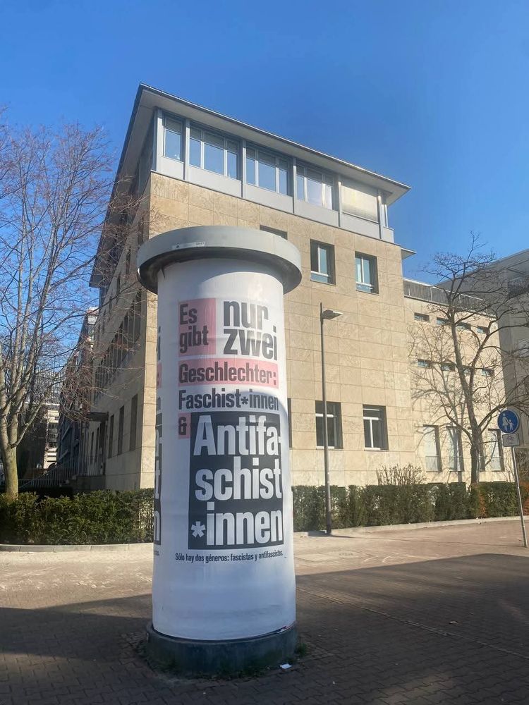 "Es gibt nur zwei Geschlechter: Faschist*innen und Antifaschist*innen"

Plakat am Institut für Sozialforschung (Frankfurt)