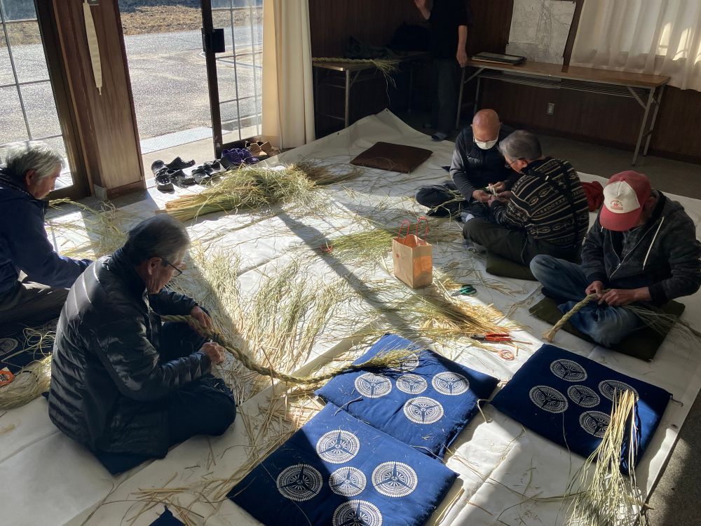 公民館で縄をなう