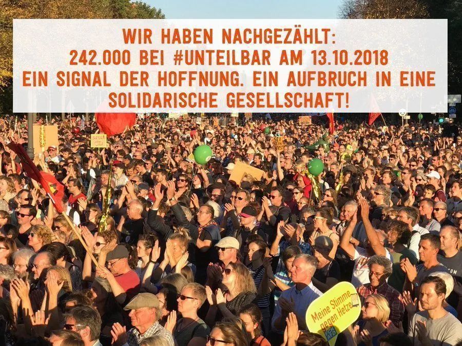 Foto der Demo mit Text der besagt das 242.000 Teilnehmer*innen gezählt wurden. 