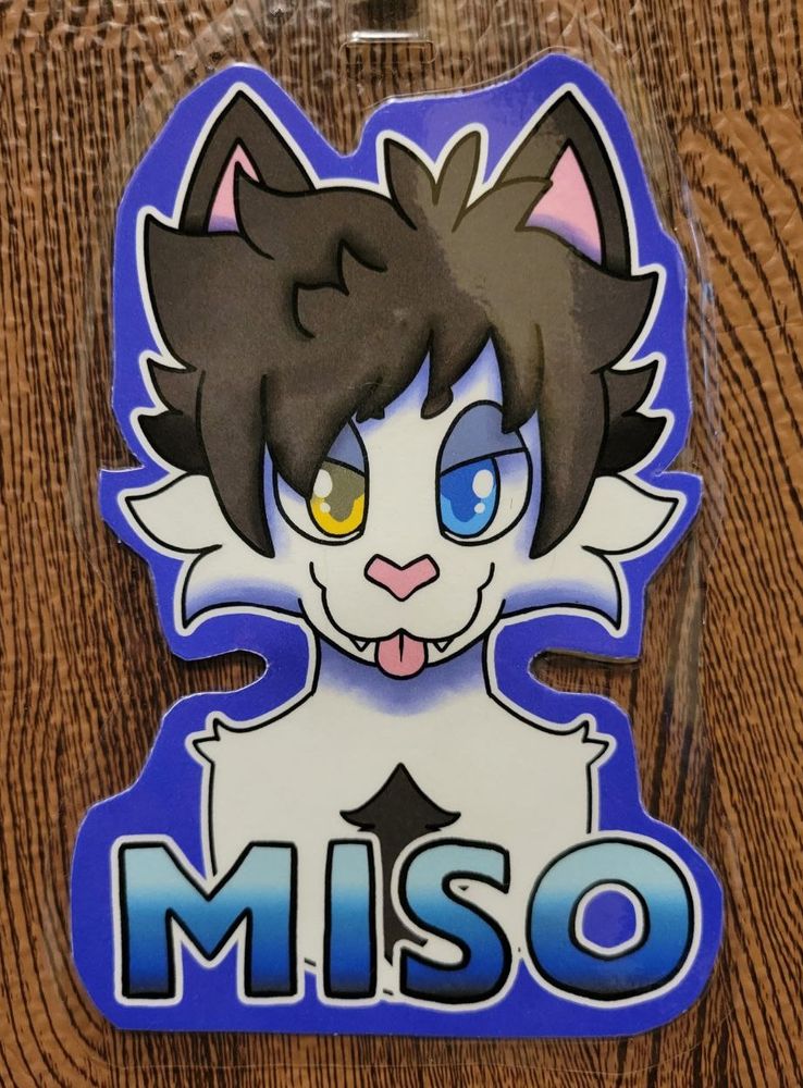 Symmetrical badge of Miso, a white cat with black ears + emo hair and green/blue heterochromatic eyes