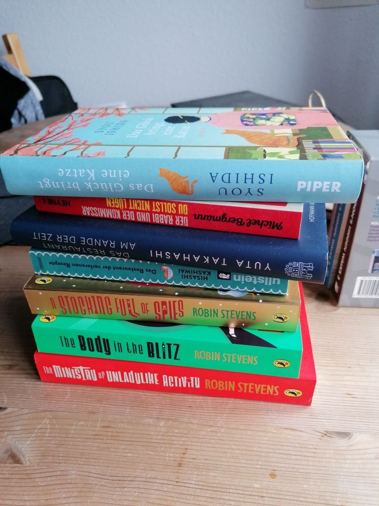 Stapel 7 bunter Bücher 