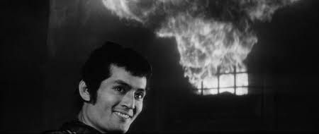 Quadro de Yojimbo (1961), onde o personagem de Tatsuya Nakadai sorri com satisfação perversa em frente a um prédio que ele mesmo incendiou