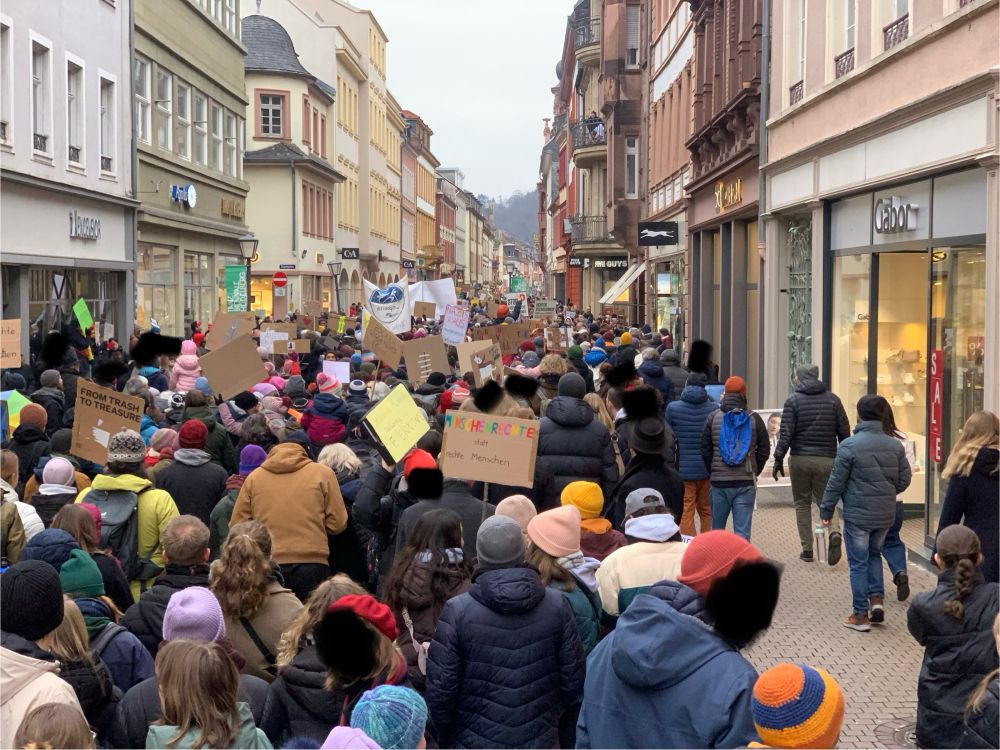 Demo gegen Rechts in Heidelberg, mit 12 Tausend Menschen, das Bild ist um 16:15 in der Hauptstraße, etwa Höhe Märzgasse entstanden.