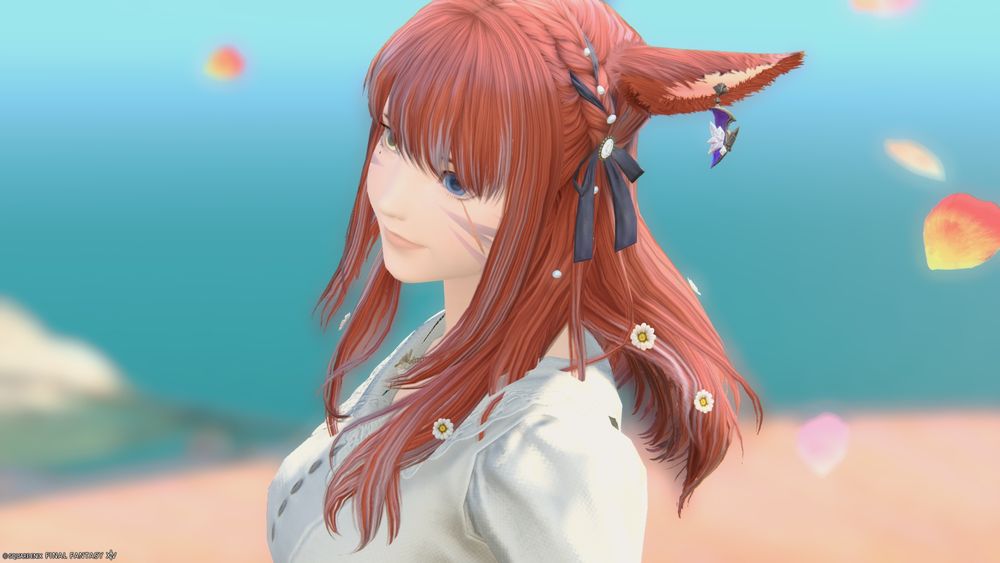 FF14のスクリーンショット。ミコッテ女性、背景の海、花びらが写っている。