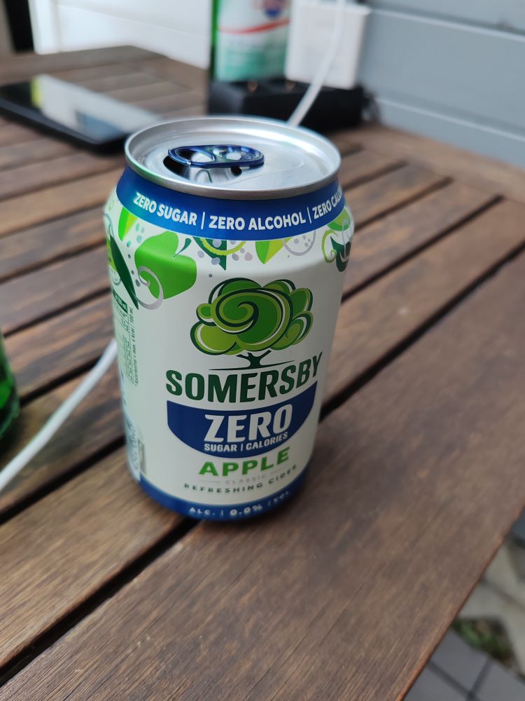 Eine dose somersby zero apple auf einem hölzernen gartentisch