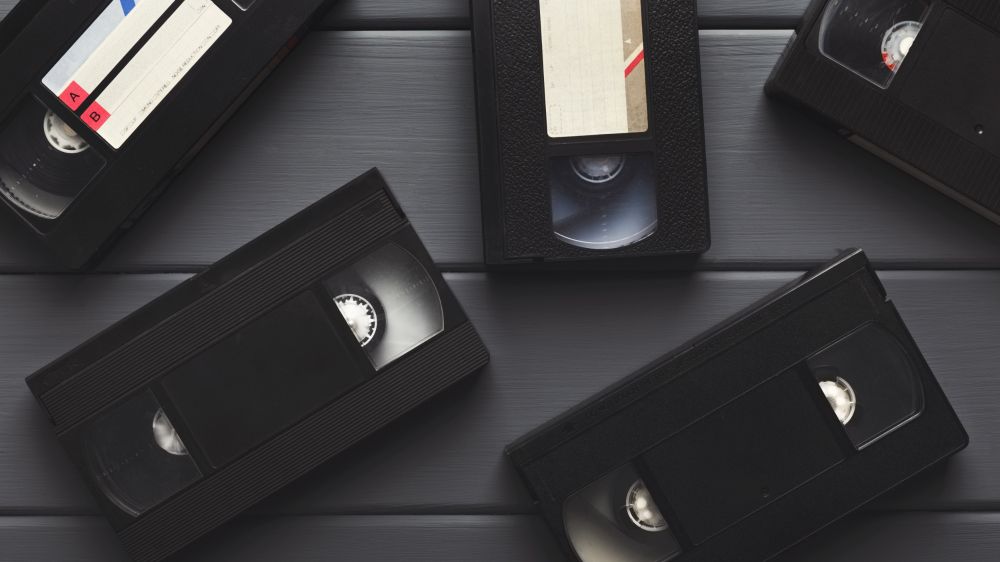 Eine US-Amerikanerin hat zu ihrer Lebzeit abertausende VHS-Kassetten mit dem TV-Programm bespielt. Das wird nun alles digitalisiert und kostenlos ins Internet gestellt.