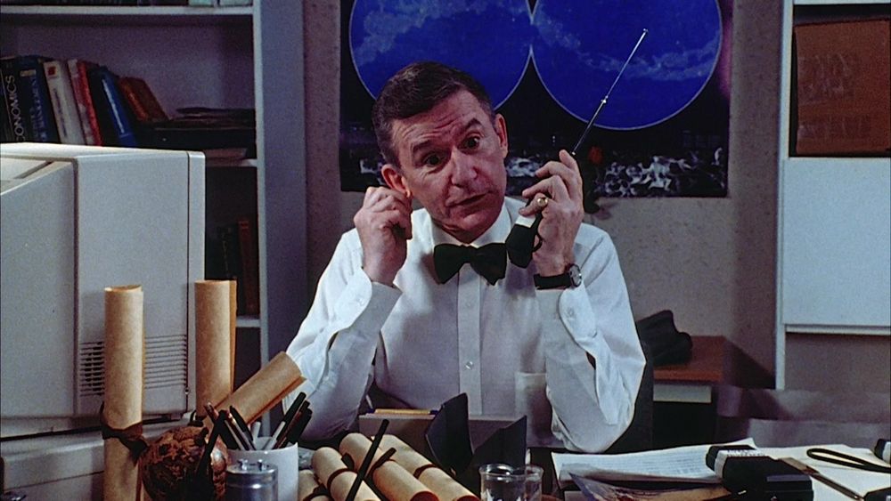 Roddy McDowall talking into his walkie talkie in the animal attack film Shakma.