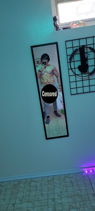 shirtless gym selfie