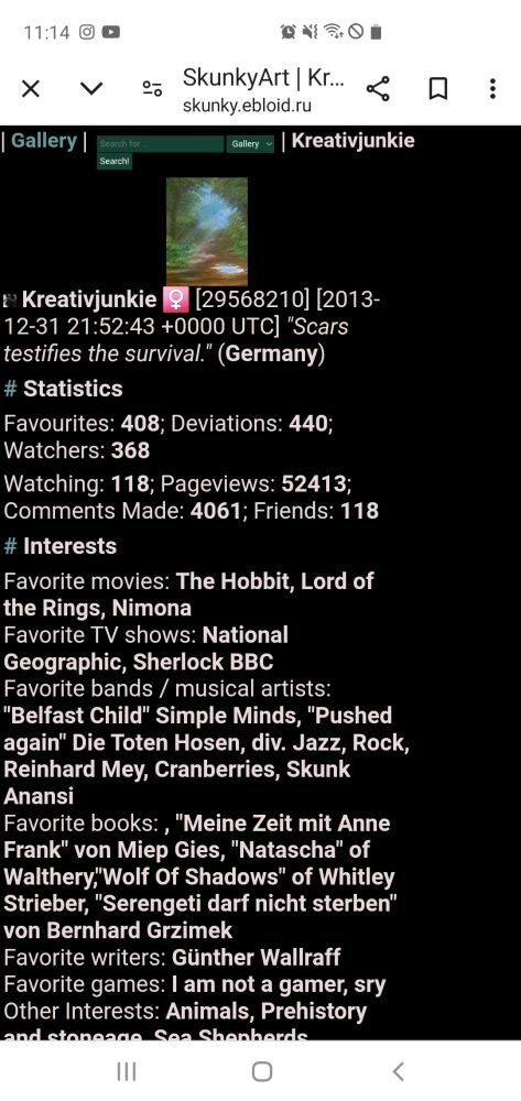 Screenshot von einer Wesite mit schwarzem Hintergrund und weisser Schrift. Oben ein Bild von einem Wald.