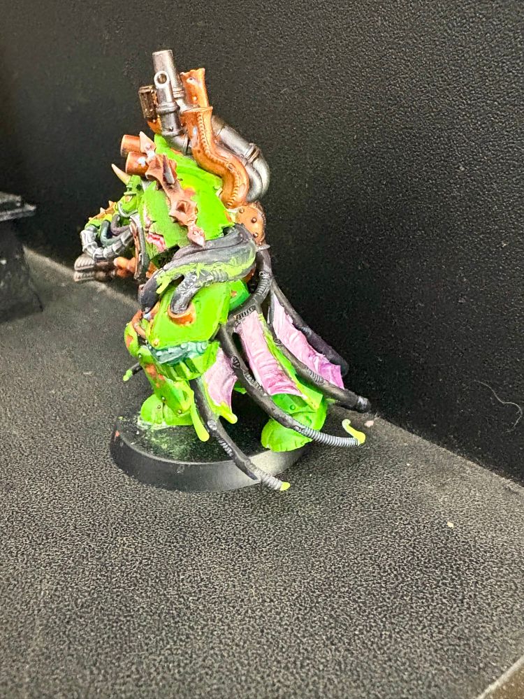 Figurine warhammer seigneur de la virulence profil gauche 