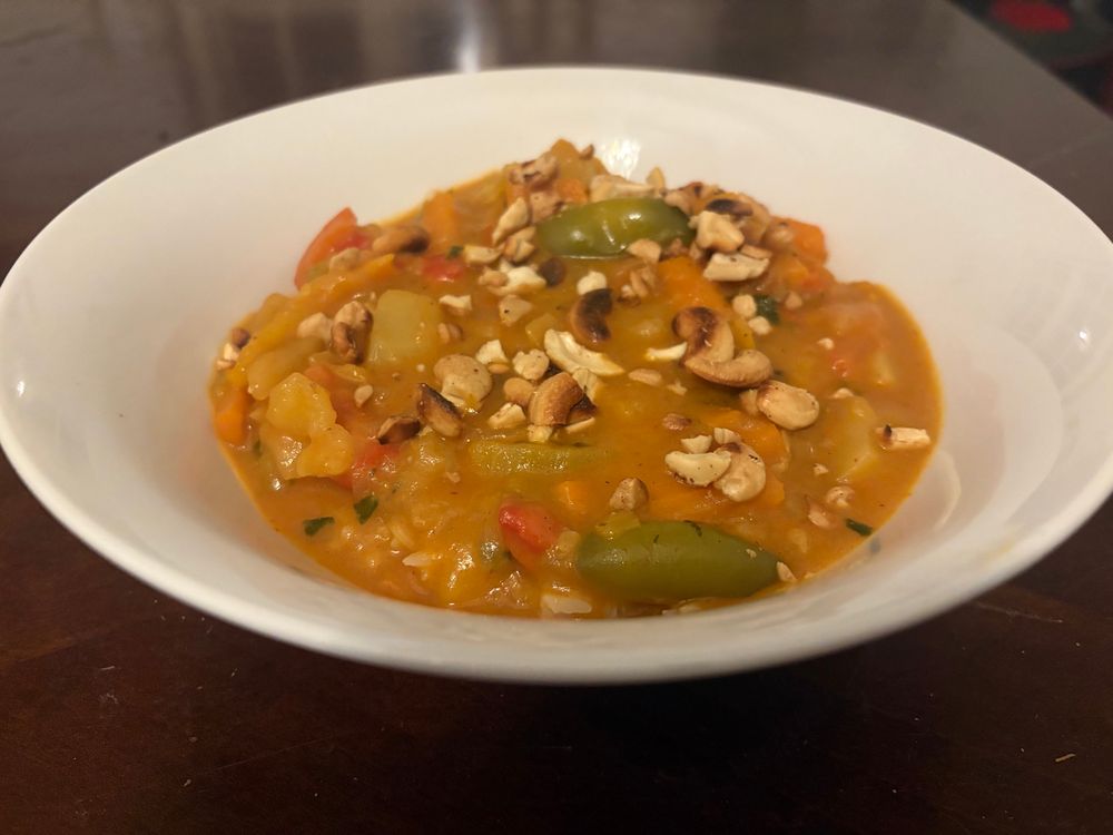 Curry rouge aux légumes avec des noix de cajou torréfiées 