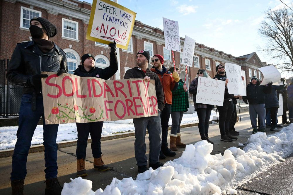 Postal Workers Plan Day of Action to Fight DeJoy’s Plan to “Modernize” the USPS