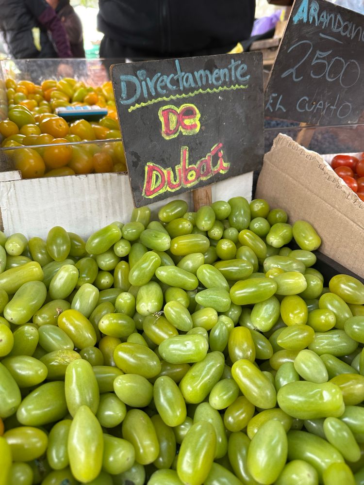 Tomates cherry verdes con un cartel que dice: “Directamente de Dubai”. Una alusión al verde pistacho del chocolate Dubai que se hizo viral en redes sociales.