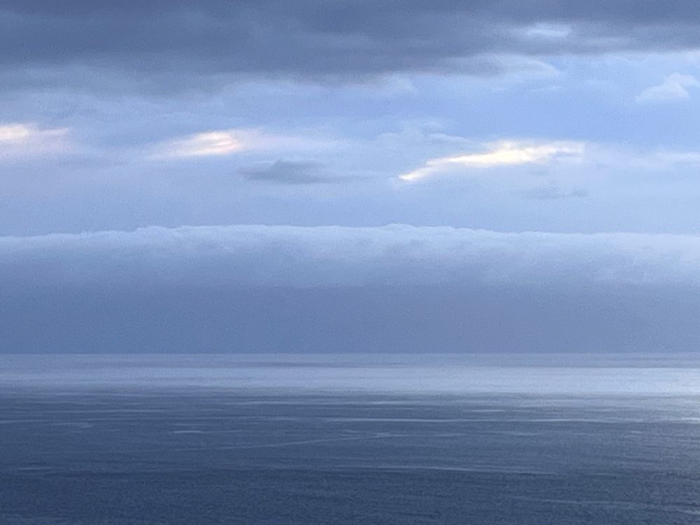 Nuages au dessus de l’ocean.
Dégradé de gris