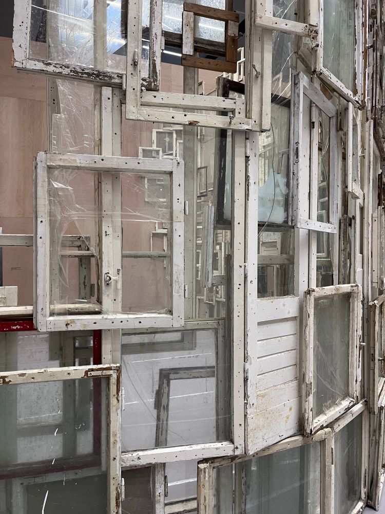 Une œuvre composée de différentes fenêtres en bois blanc montées les unes sur les autres
Exposition Chiraru Shiota au Grand Palais, 2025
