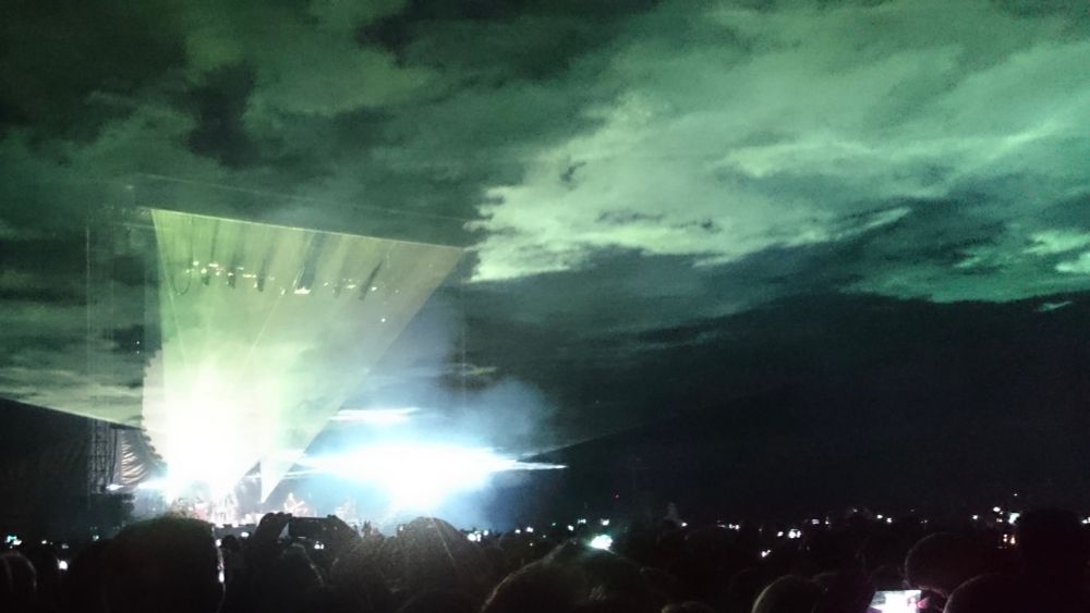Effets lumineux (vert, formés de nuages ) lors du concert de David Gilmour à Chantilly en 2016