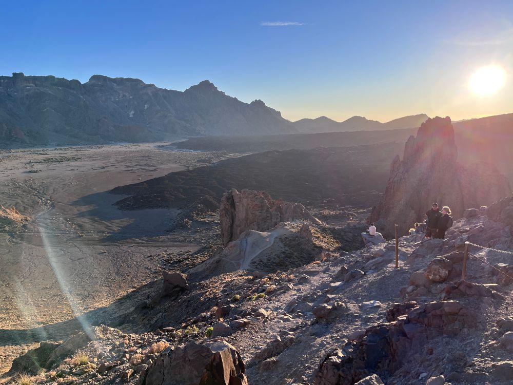 Parc National du Teide (Tenerife)
Paysage de montagnes et de désert en fin de journée avec un effet de soleil sur la prise de vue