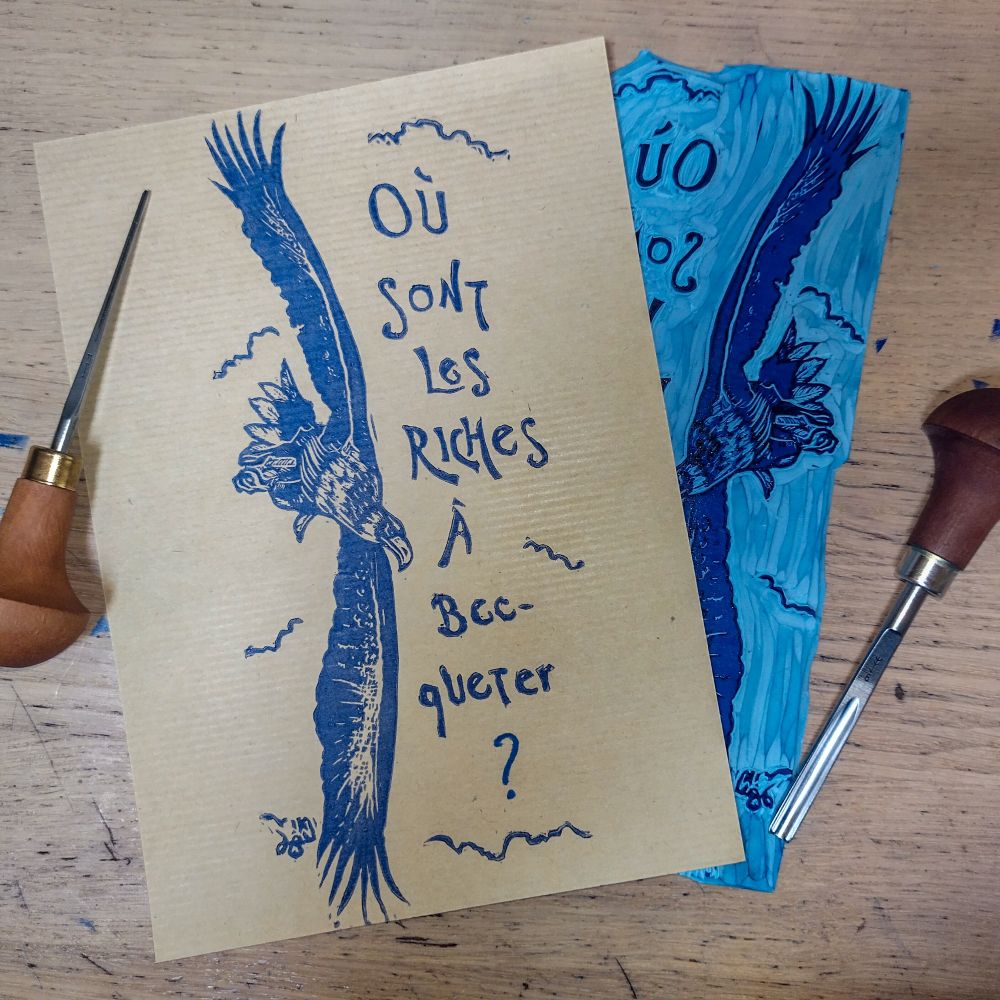 Gravure en bleu sur kraft avec un pygargue à queue blanche qui vire en l'air et qui dit "Où sont les riches à becqueter ?" 
