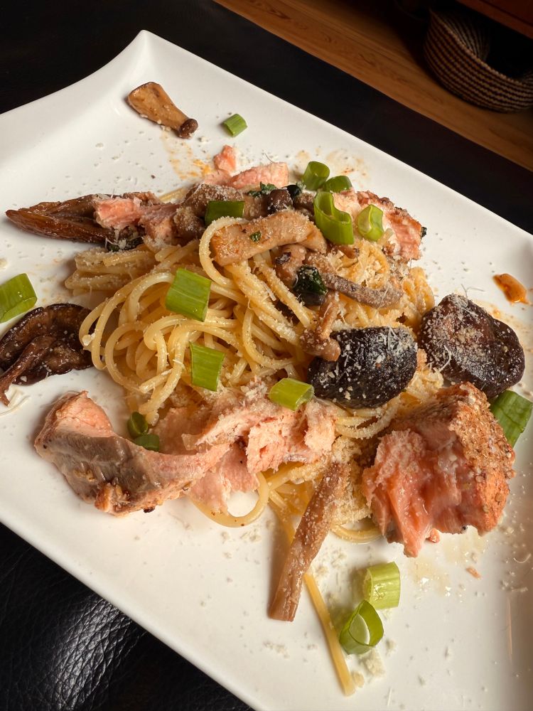 Ein Teller Pasta mit Pilzen und Lachs 