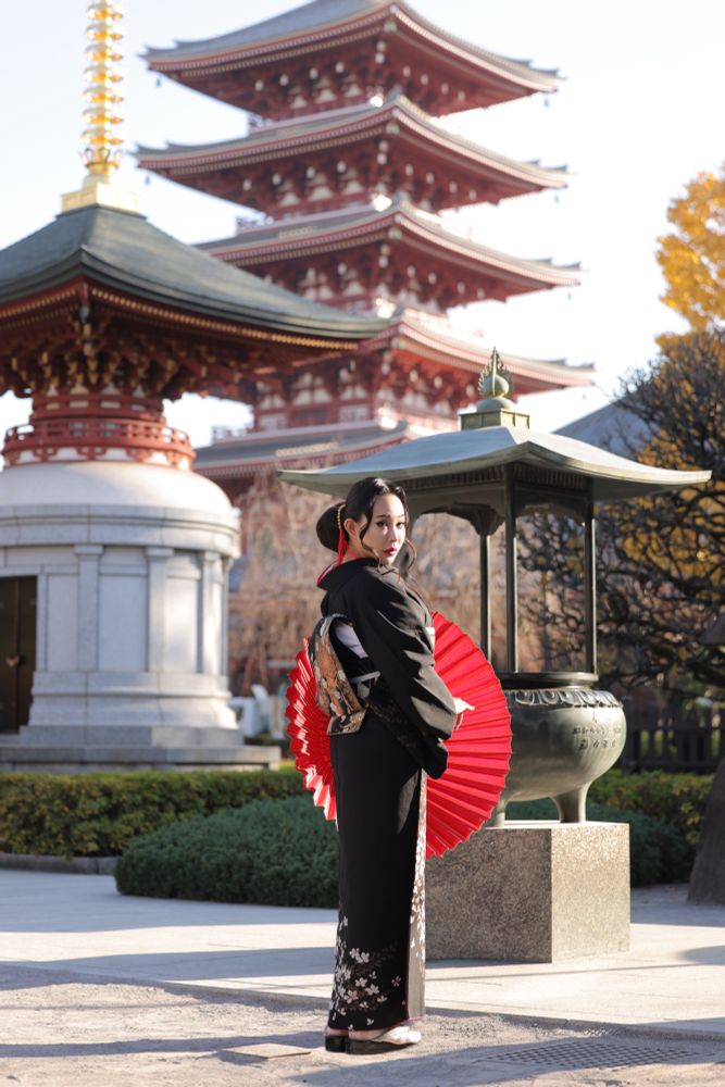 Demon Slayer, Female Muzan

A red Japanese umbrella and a black kimono