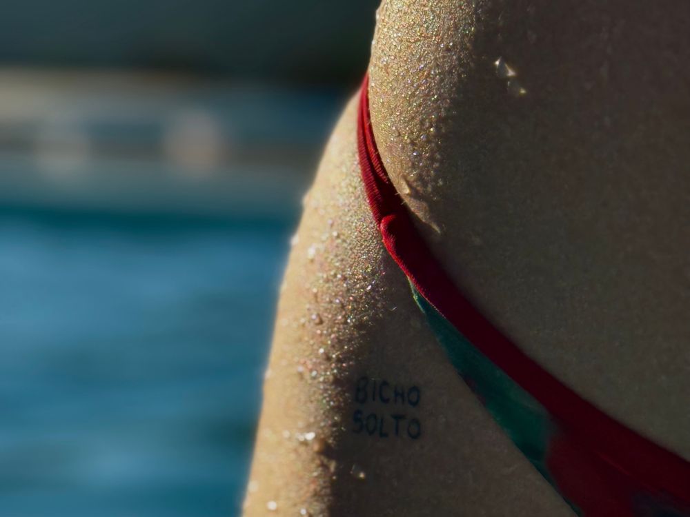 foto de biquíni mostrando a tatuagem “bicho solto” na cintura 