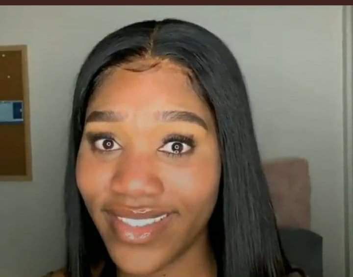 estático de uma mulher com os olhos marejados 