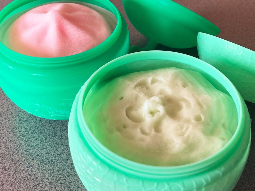 容器の蓋を開けたところ
メロンは薄緑のシャーベット、スイカはピンクのシャーベットが入ってる