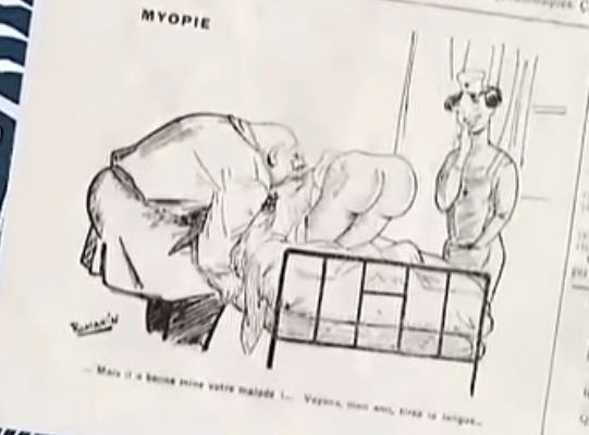 Dessin nommé « myopie » un medecin est penché sur quelqu’un à genoux sur un lit dont on ne voit que le postérieur. De l’autre côté du lit, une infirmière essaie de cacher son sourire derrière sa main. » 