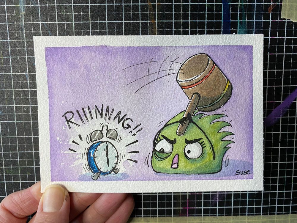 Strüppi, die mit einem Riesen Hammer ausholt. Vor ihr ein laut klingelnder Wecker.