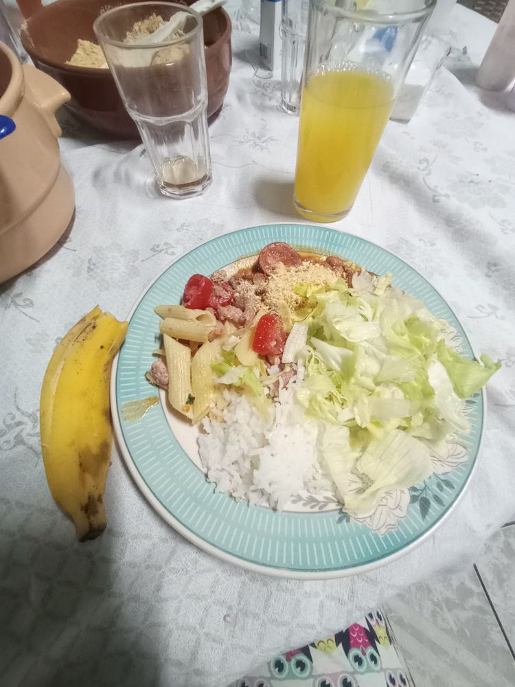 arroz branco
feijão com linguiça 
macarrão com linguiça 
alface com tomate
farofinha
banana
suco de laranja