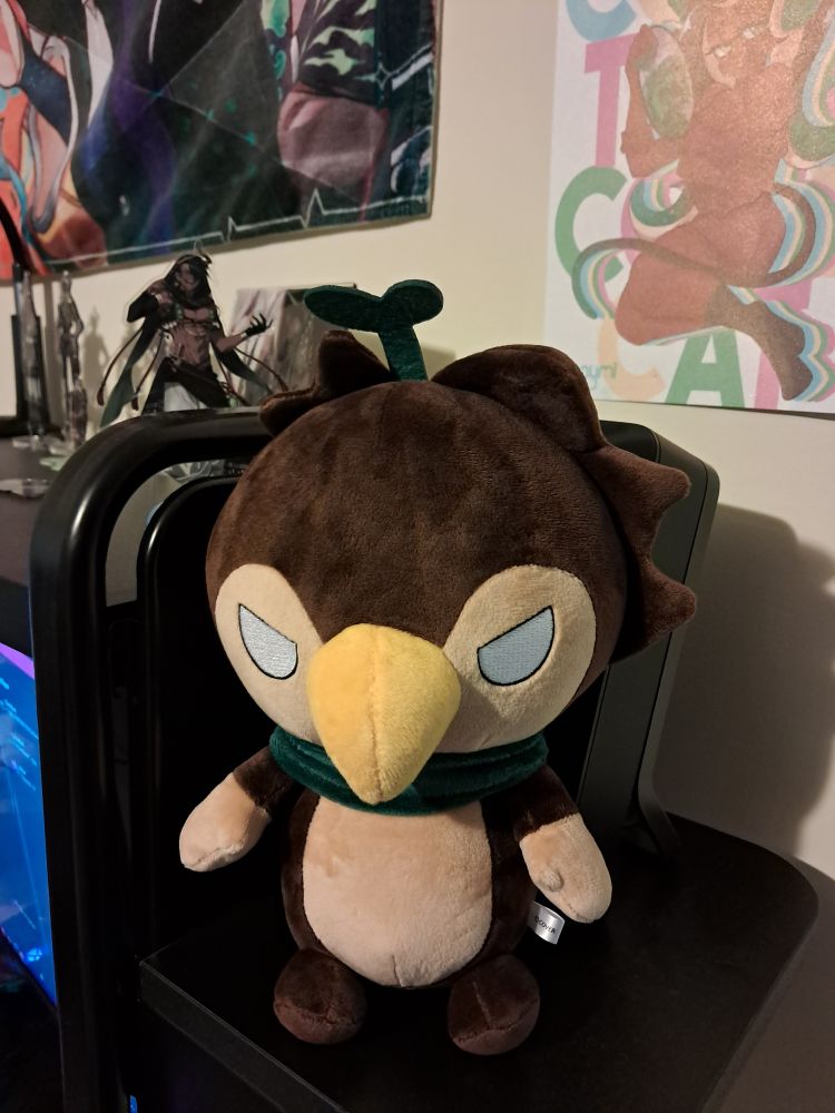A photo of a Big Bubby plush on the side of Zora's desk. More holostars merch can be seen in the background. 