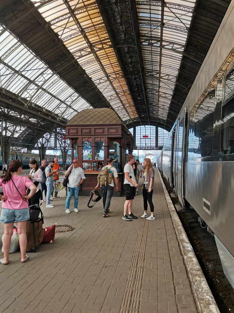 Perrongen på jernbanestasjonen i Lviv 