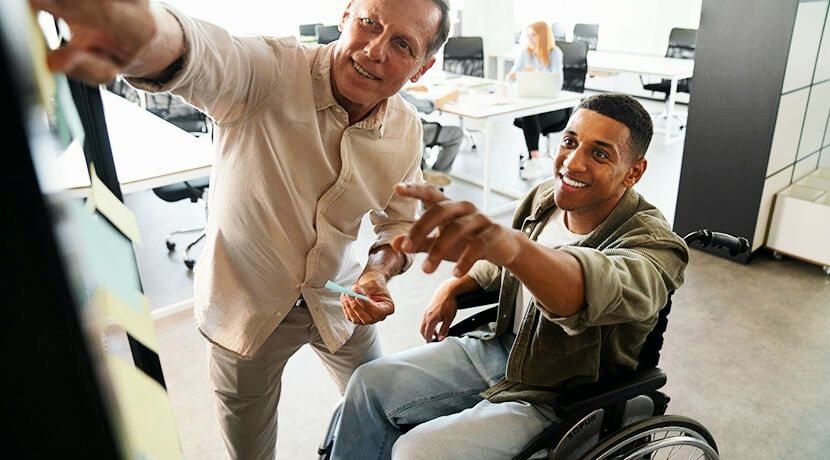 Personne dans un fauteuil roulant expliquant un dossier