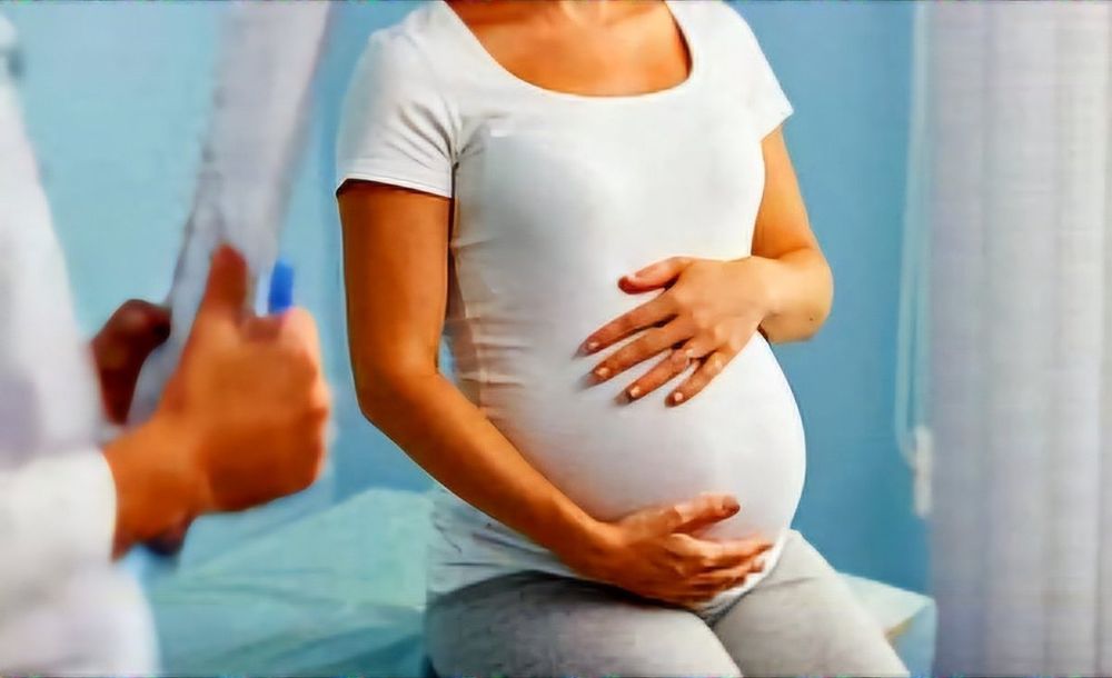 Femme enceinte assise